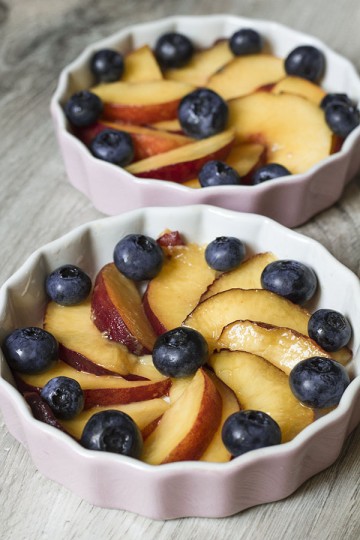Crumble z brzoskwiniami i borÃ³wkami