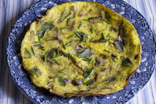 Omlet z maślakami i szałwią