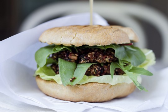 wegańskie burgery z kaszą jaglaną i botwinką