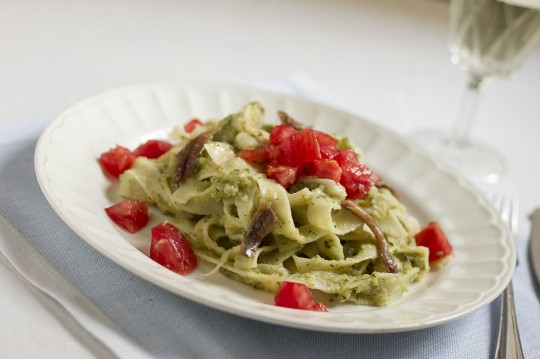 Makaron z pesto z cukinii i anchois