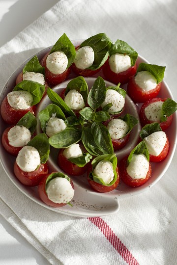 Mini caprese - pomysł na przekąski na imprezę