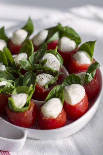 Mini caprese - pomysł na przekąski na imprezę