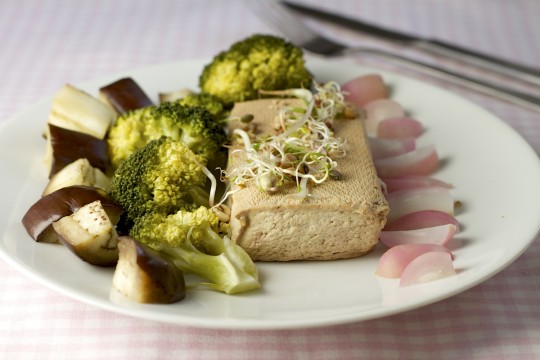 Tofu gotowane na parze (steamed tofu) z warzywami - Gotujmy Zdrowo - mniej soli