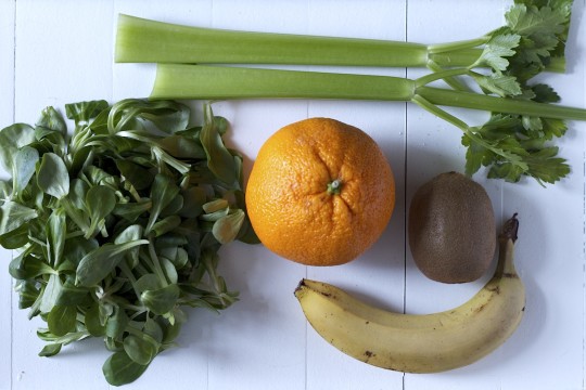 Zielony koktajl z roszponki, kiwi, banana, pomarańczy i selera naciowego