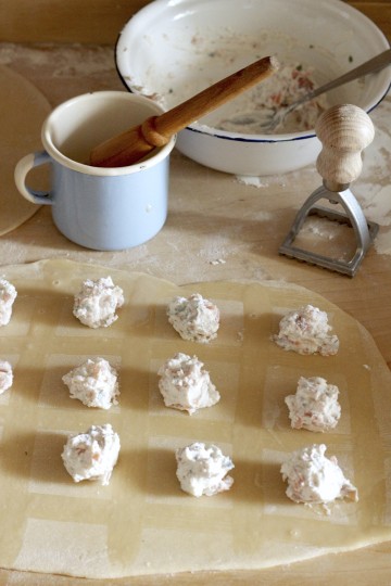 Ravioli z ricottą i wędzonym łososiem - Gotujmy zdrowo - mniej soli