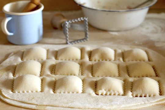 Ravioli z ricottą i wędzonym łososiem - Gotujmy zdrowo - mniej soli