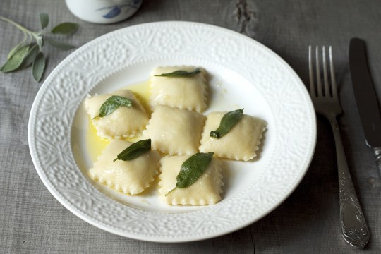 Ravioli z ricottą i wędzonym łososiem - Gotujmy zdrowo - mniej soli