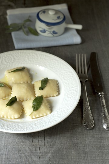 Ravioli z ricottą i wędzonym łososiem - Gotujmy zdrowo - mniej soli