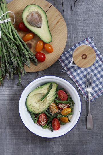 salatka z quinoa awokado i szparagami