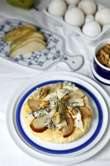 Puszysty omlet z gruszkami, serem pleÅ›niowym i orzechami