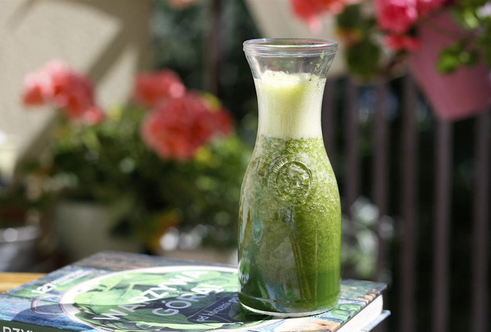 Zielony koktajl z liÅ›ci kalarepy, nektarynki i soku z pomaraÅ„czy