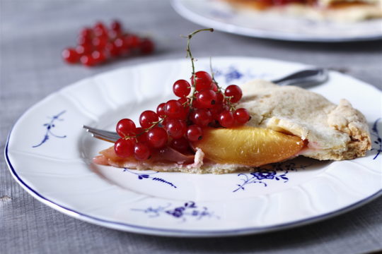 Rustykalna tarta z nektarynkami, porzeczkami i rokitnikiem 