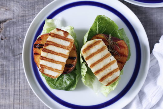 Grillowane brzoskwinie z halloumi