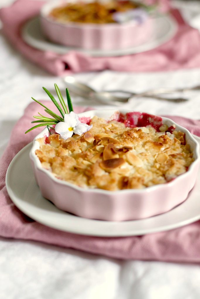 bezglutenowe crumble z rabarbarem i rozmarynem